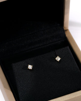 18 Karat Classic Natural Diamond Stud Earrings